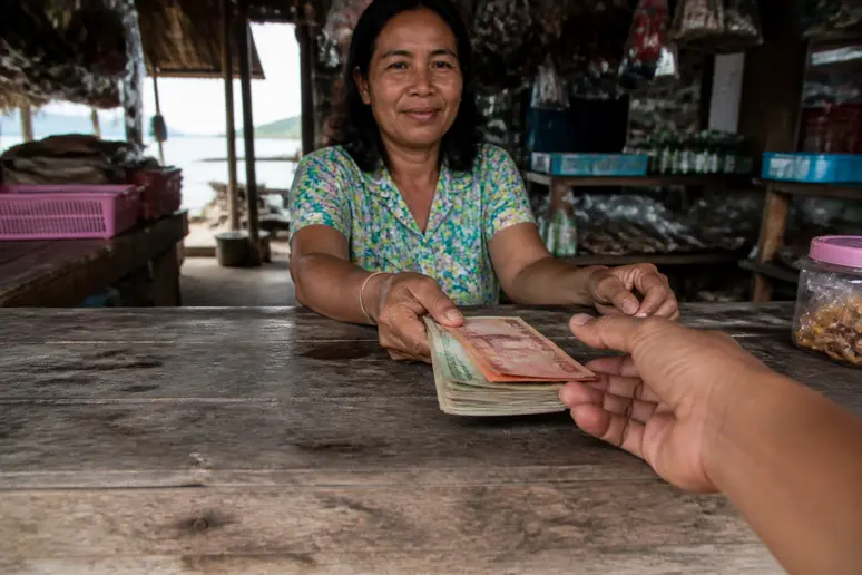 Rustikaler Tresen eines Inselgeschäfts für die Bargeldbezahlung während eines Koh Libong Reiseführer Aufenthalts