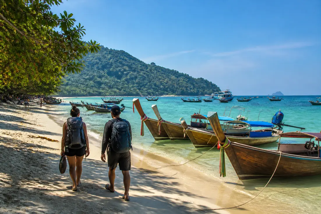Koh Lipe Tipps für den Strandurlaub am tropischen Sunrise Beach mit Longtailbooten