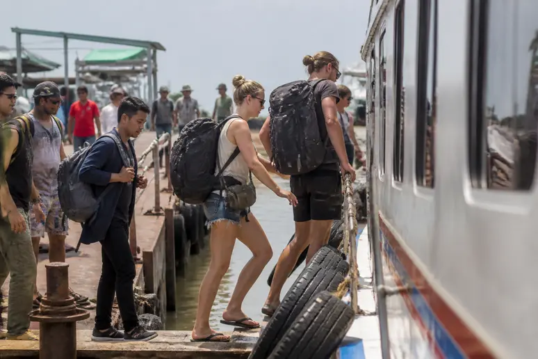 Passagiere betreten eine Fähre am Pier in Sihanoukville für die Überfahrt nach koh rong samloem