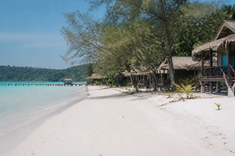 Feiner Sandstrand und Unterkünfte an der Saracen Bay auf koh rong samloem bei Tageslicht