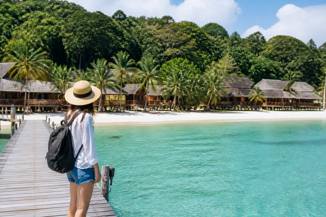 Reisende auf dem hölzernen Steg von koh rong samloem mit Blick auf den Strand