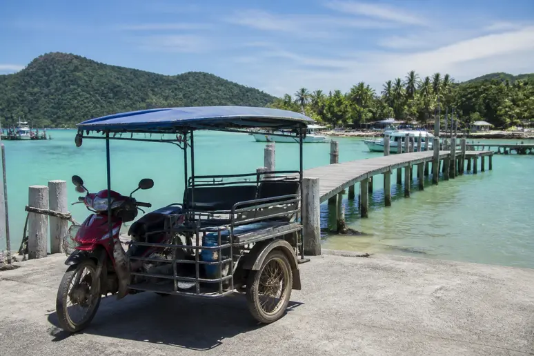 Ein typisches Saleng-Motorrad mit überdachtem Beiwagen für den Personentransport auf Koh Sukorn