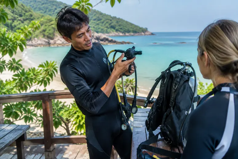 Tauchen lernen auf Koh Tao mit professioneller Ausrüstung am Strand