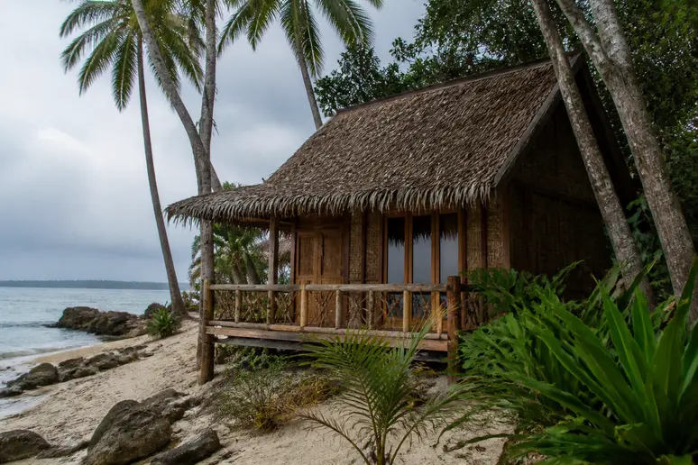 Einfacher Holzbungalow im Schatten von Bäumen für die Übernachtung auf Koh Wai Inselhopping Ostthailand
