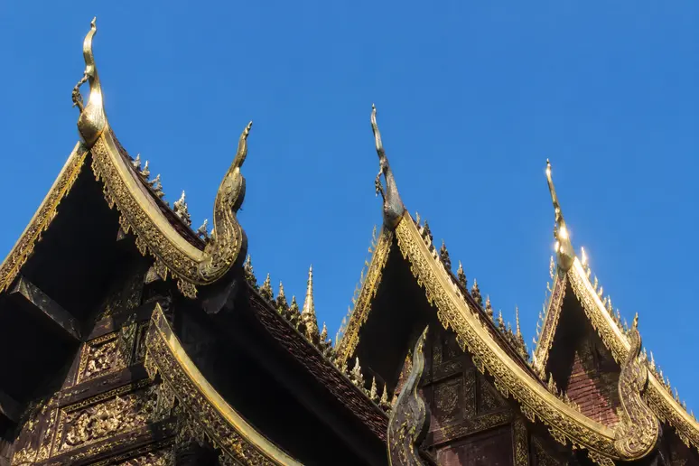 Traditionelle Lanna Tempelarchitektur mit kunstvollen Verzierungen in der Provinz Lampang