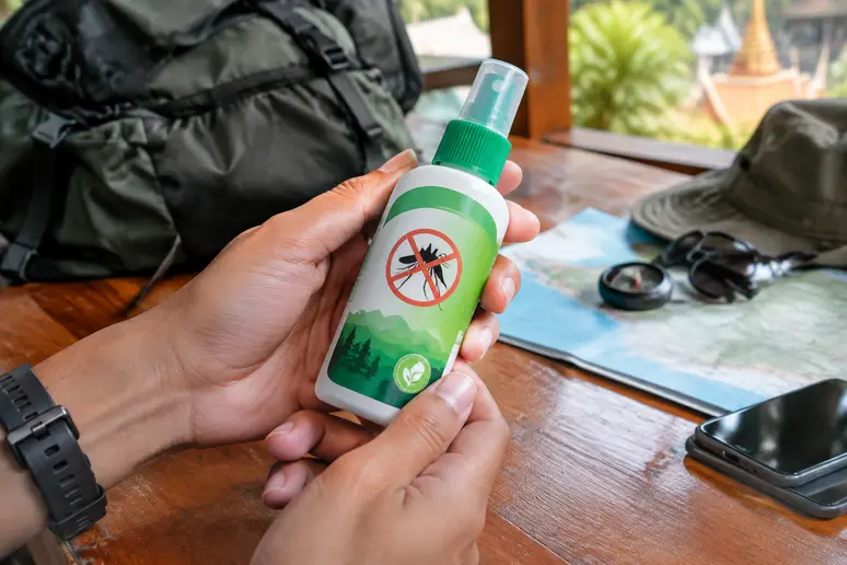 Mückenspray mit DEET oder Icaridin als zuverlässiger Insektenschutz für die Reise