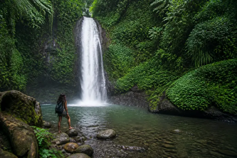 Malerischer Wasserfall im dichten Regenwald als Highlight auf dem Munduk Rundweg
