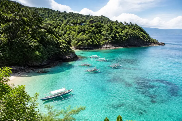Türkisblaues Wasser und grüne Hügel an der Blue Lagoon in Padang Bai