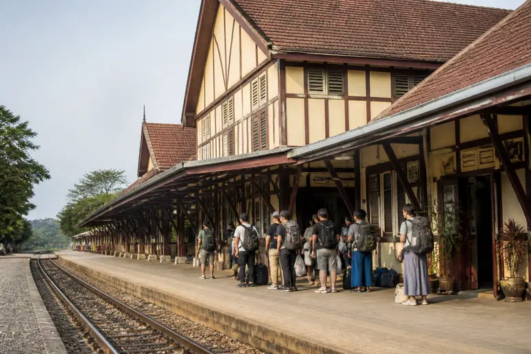 Historischer Bahnhof von Phitsanulok mit Reisenden auf dem Bahnsteig