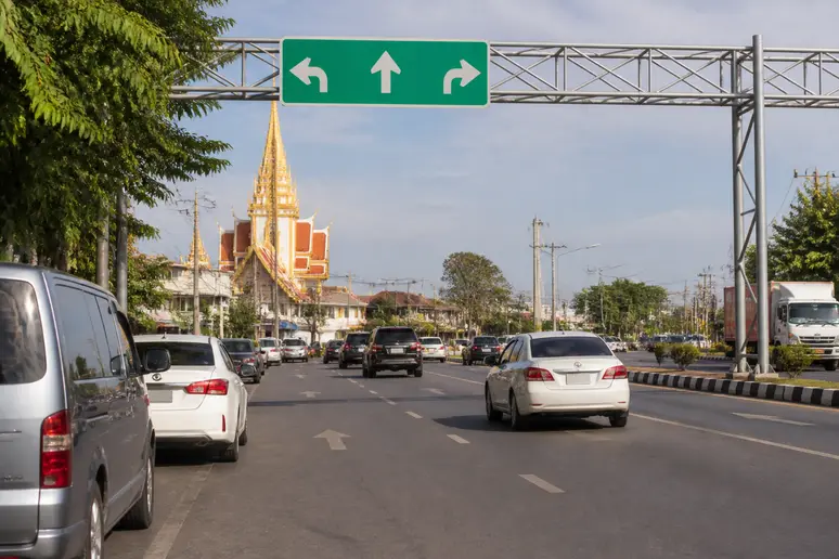 Verkehrsreicher Straßenknotenpunkt in Phitsanulok auf dem Weg nach Norden