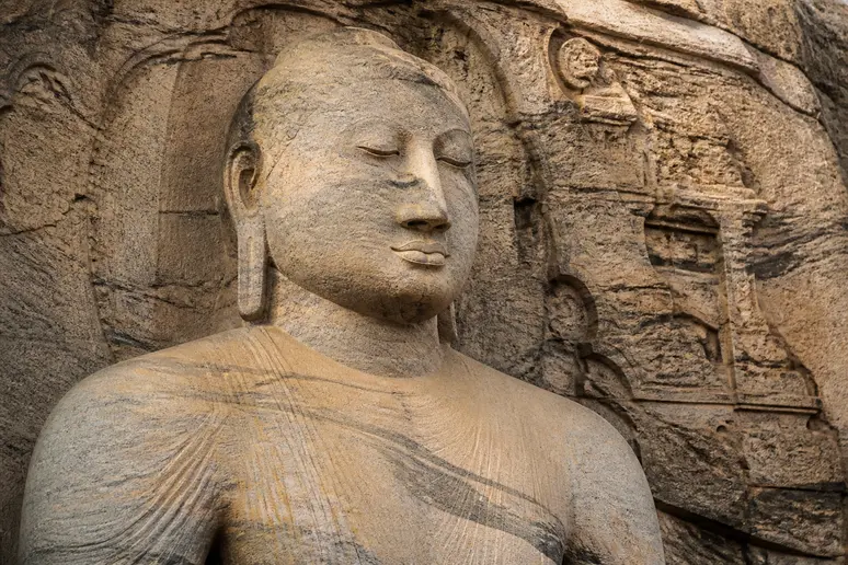 Grosse liegende Buddha-Statue aus Granit im historischen Tempel von Polonnaruwa