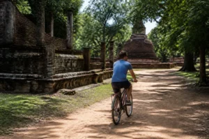 Fahrradfahrer erkundet die historischen Ruinen in polonnaruwa an einem sonnigen tag