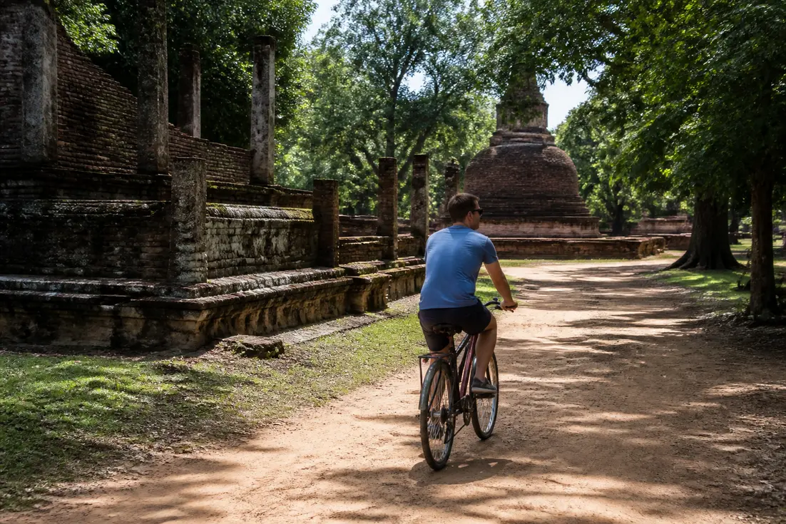 Fahrradfahrer erkundet die historischen Ruinen in polonnaruwa an einem sonnigen tag