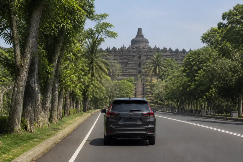 Fahrzeug unterwegs auf der Strecke von Yogyakarta zum Prambanan-Tempel.