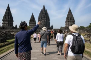 Besucher erkunden die historische archäologische Stätte vom prambanan bei Tageslicht
