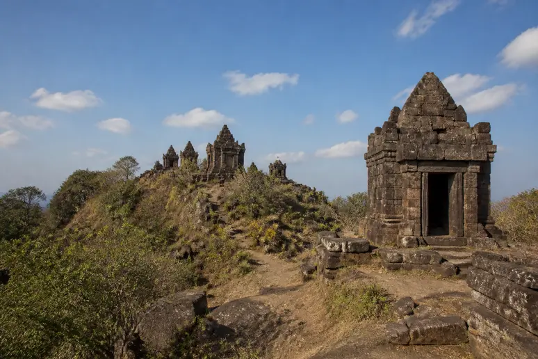 Historische Steinmauern und Wege des Tempels Preah Vihear auf einem felsigen Hügel.