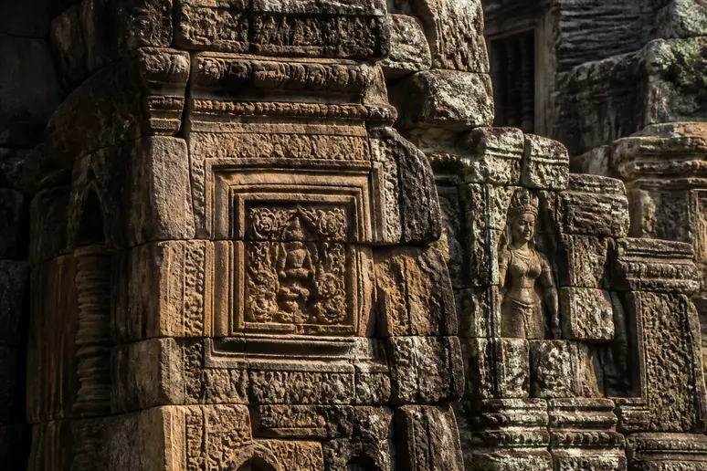 Antike Khmer-Steinmetzarbeiten und Sandsteinblöcke am Tempel Preah Vihear.