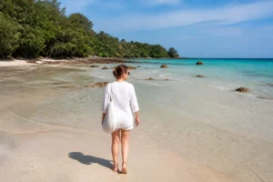 Malerischer Strand an der Relax Bay Koh Lanta mit flachem Wasser bei Ebbe und tropischen Bäumen.
