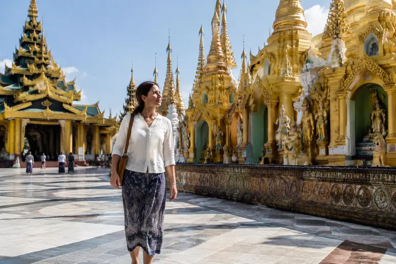 Person mit bedeckten Schultern und Knien bei der Shwedagon-Pagode