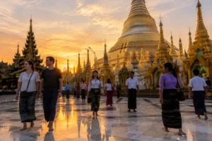 Besucher barfuß auf dem Marmorboden vor der shwedagon pagode bei Sonnenuntergang