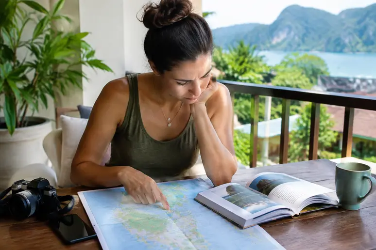 Reiseführer und Landkarte für die Routenplanung in Südthailand auf einem Tisch