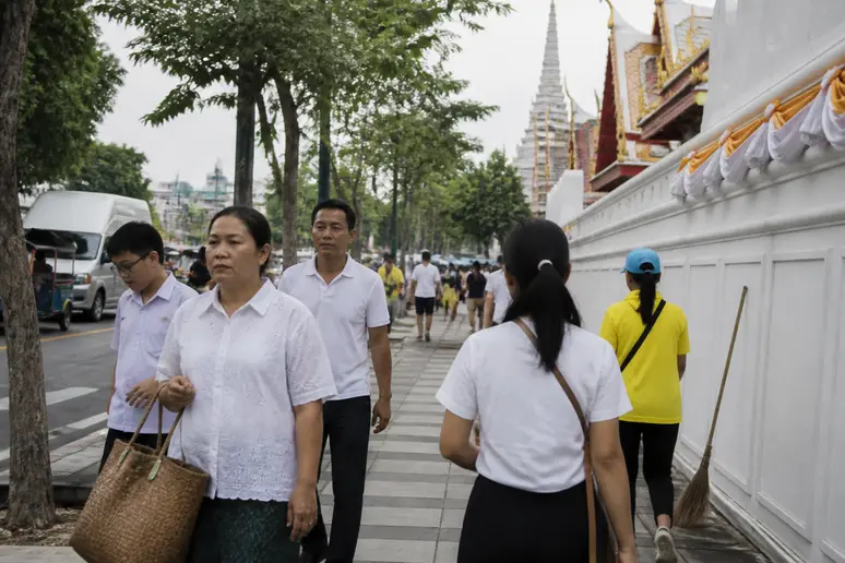 Einheimische Personen im alltäglichen Stadtbild von Bangkok im Nahbereich