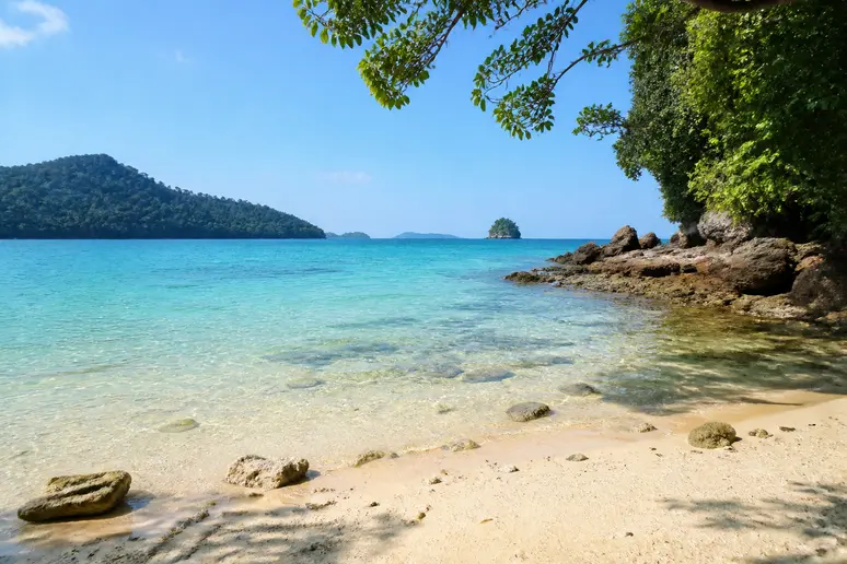 Flacher Strand mit seichtem Wasser auf Koh Samui für Thailand mit Kindern