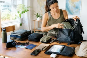 Eine sorgfältig vorbereitete thailand packliste mit reisekleidung und dokumenten auf einem holztisch.