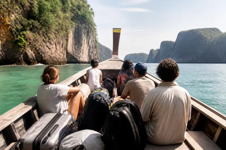 Traditionelles Holzboot für den Inseltransfer an Thailands abgelegener Küste