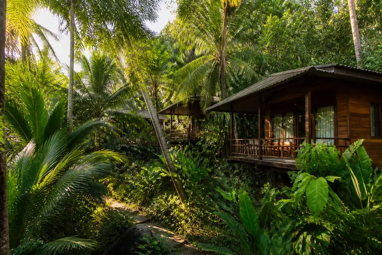 Einfache Resorts eingebettet in den Regenwald für den Thailand Urlaub auf Koh Kood.