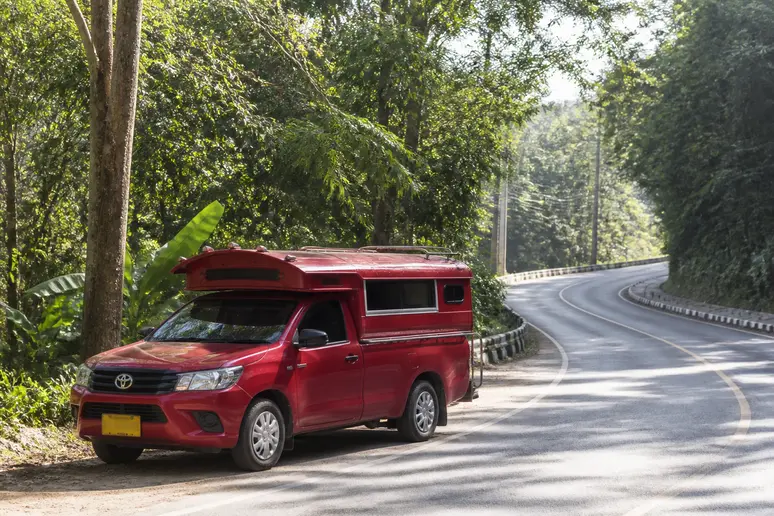 Rotes Songthaew als Transportmittel für die Fahrt zum Wat Phra That Doi Suthep Tempel