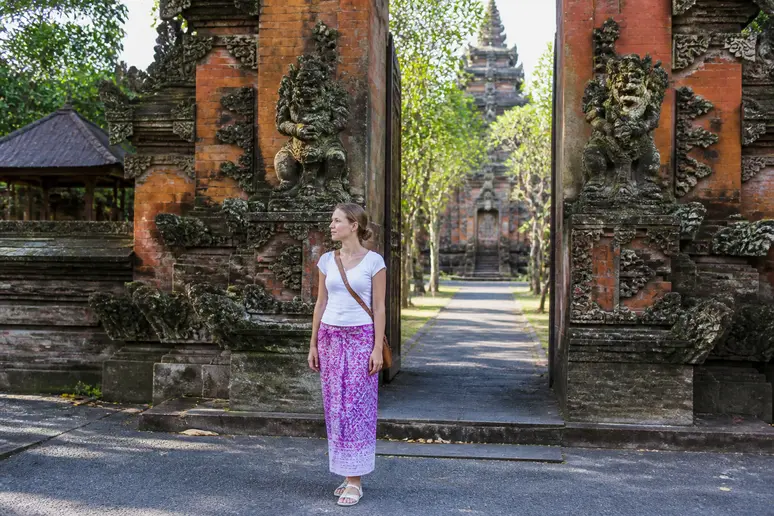 Besucher in korrekter Kleidung beim Einlass in die Tempelanlage Wat Phra That Doi Suthep
