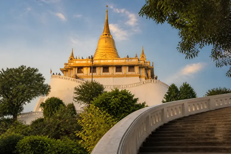 Treppenaufgang zum goldenen Chedi am Wat Saket in Bangkok bei Tageslicht