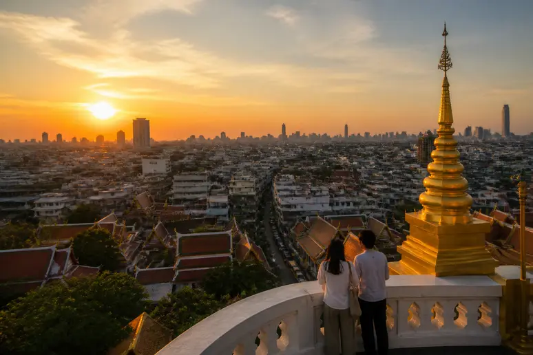 Blick von der Aussichtsplattform des Wat Saket über die Skyline von Bangkok