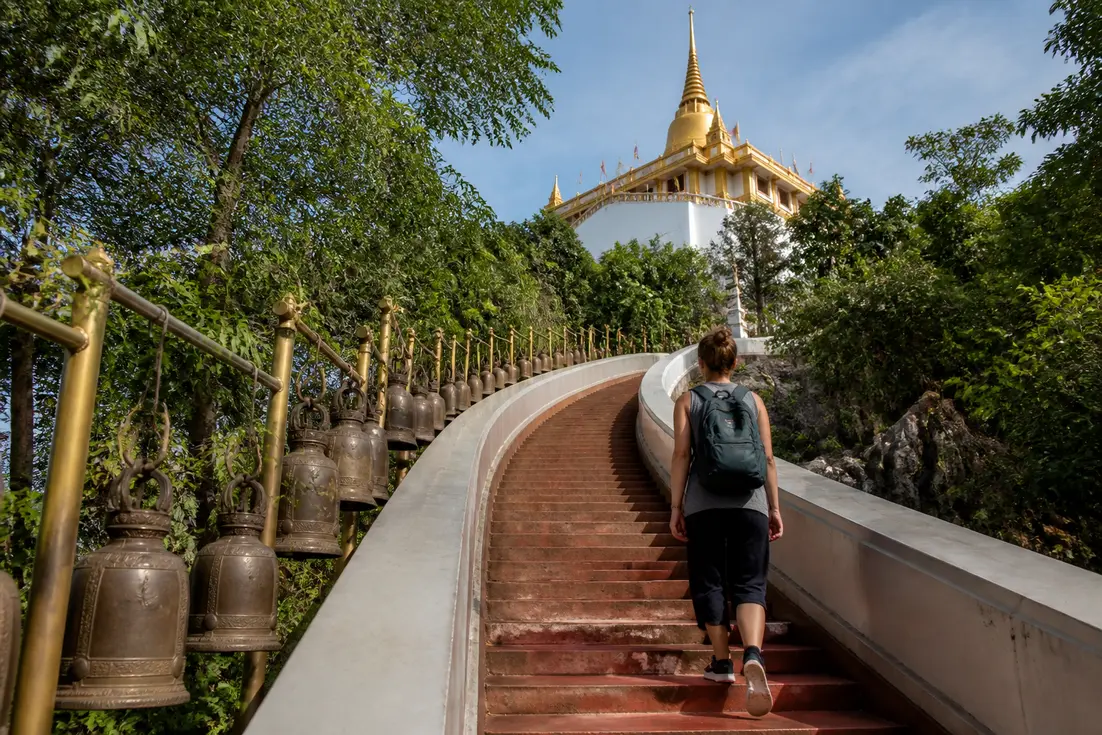 Reisende beim Aufstieg über die Treppen des wat saket zum Golden Mount in Bangkok
