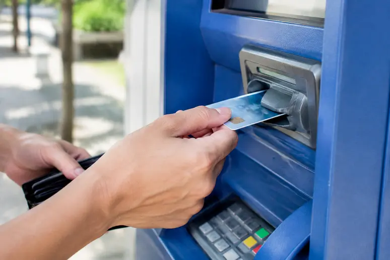 Geld abheben in Thailand am Bankomaten mit einer Auslandskreditkarte