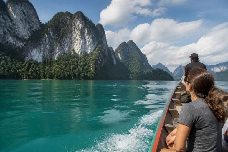 Traditionelles Longtail-Boot auf dem Cheow Lan Lake im Khao Sok Nationalpark