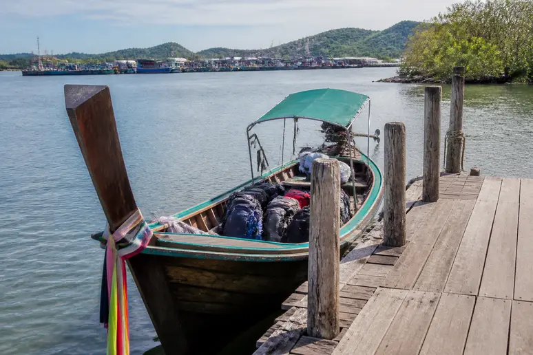 Traditionelles Longtailboot am Holzsteg in Ranong vor der Überfahrt zur Insel
