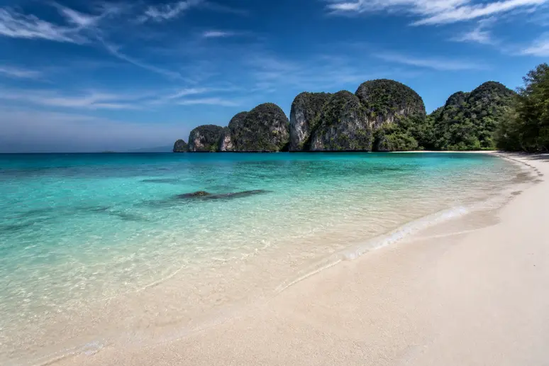 Feiner Korallensandstrand und flaches türkisblaues Wasser an der Ostküste von Koh Ngai