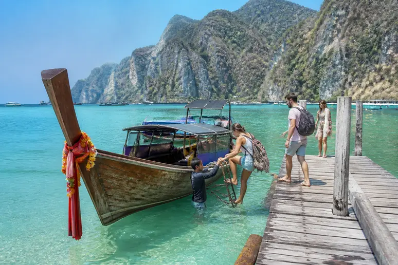 Holzboot am Anleger für die Überfahrt nach Koh Mook