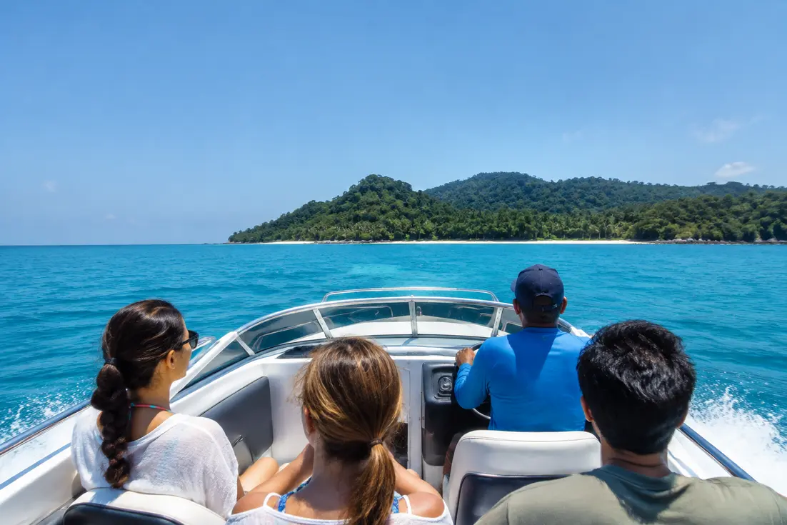 Schnellboot auf dem Weg nach maiton island thailand im azurblauen Meer