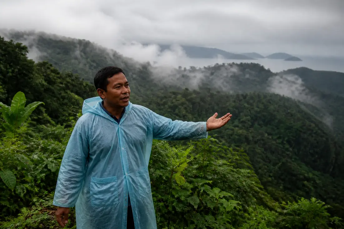 Ein Reiseleiter im Regenwald bei einem Urlaub in Ranong während der tropischen Regenzeit