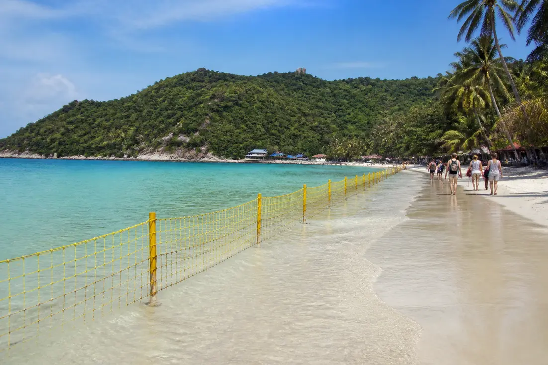 Sicherheitsnetz im flachen türkisblauen Wasser an den Strände auf Koh Phangan vor grünen Hügeln