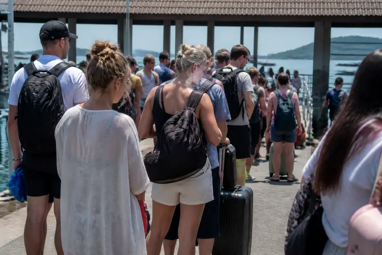 Reisende am Hafen von Pak Bara vor der Bootsfahrt nach Koh Tarutao