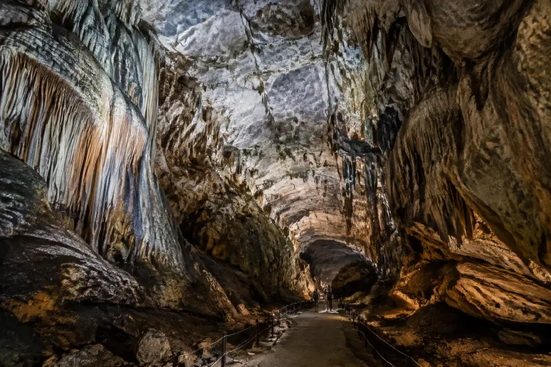 Tiefes unterirdisches Höhlensystem mit langen Gängen und Felsformationen in Chiang Dao