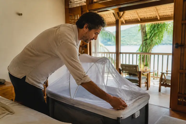 Helle Kleidung und Moskitonetz als Schutz vor Insektenstichen beim Thailand mit Kleinkind Urlaub.