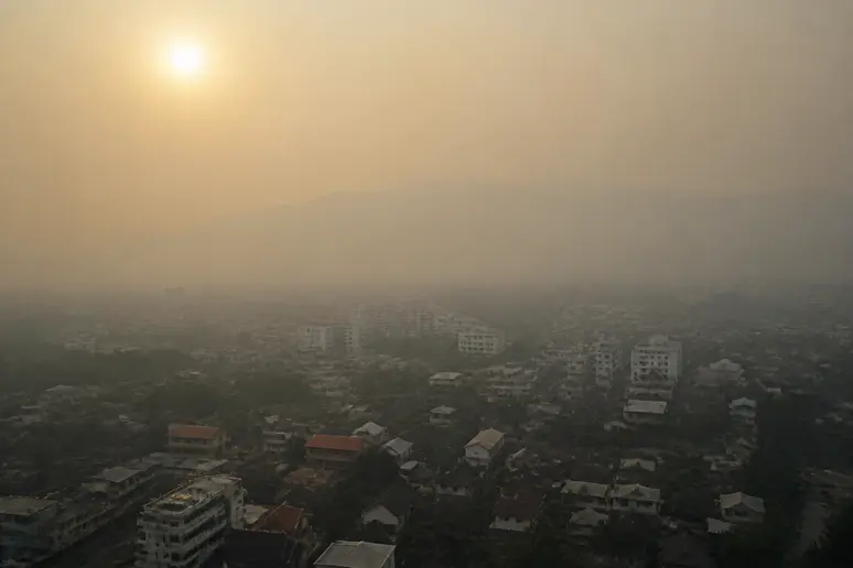Dicker Smog über der Stadt Chiang Mai im Norden von Thailand im März