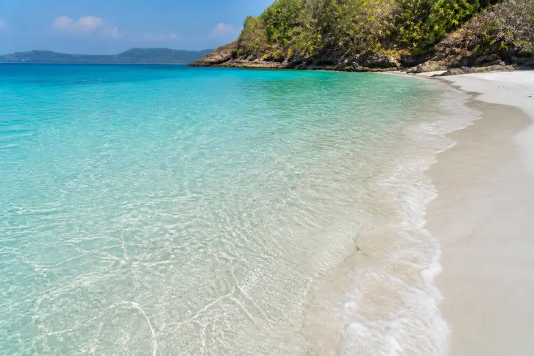 Klares türkisfarbenes Wasser und weißer Sandstrand im Süden von Thailand im März