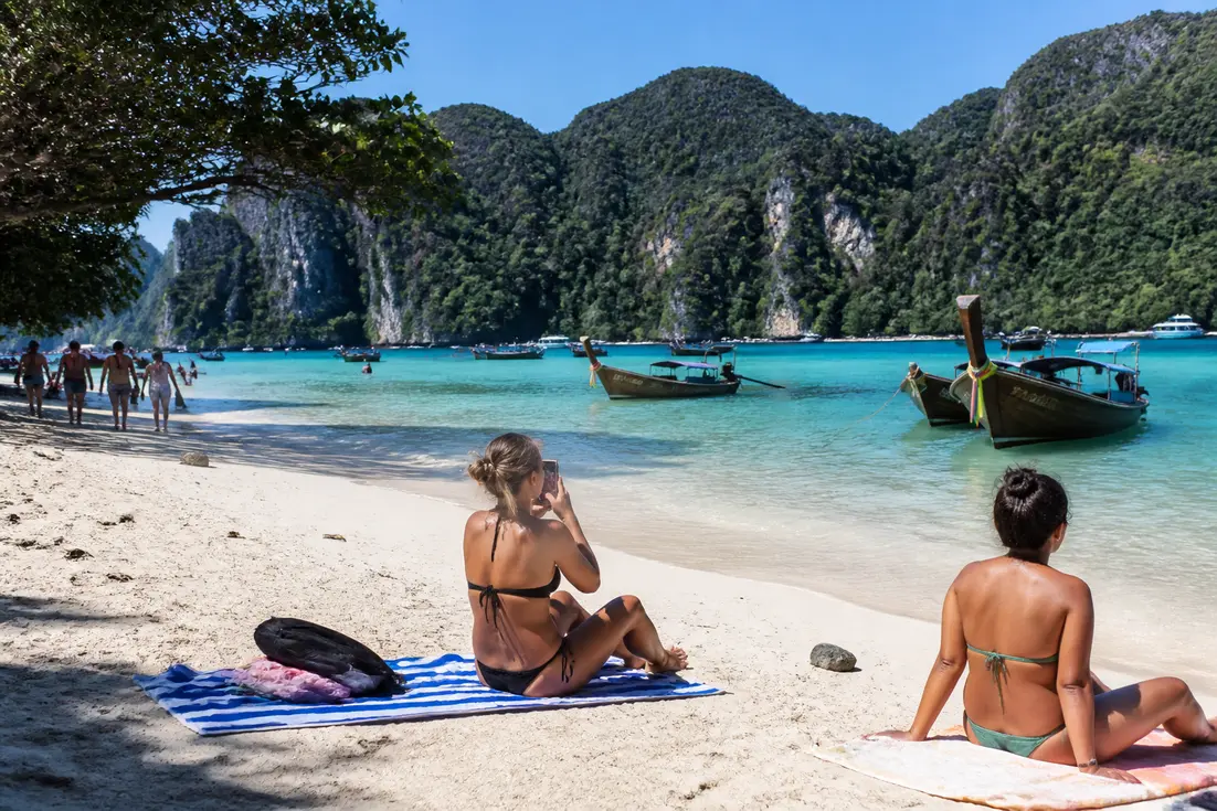 Türkisblaues Wasser und feiner Sandstrand beim Wetter Thailand März an einer tropischen Küste