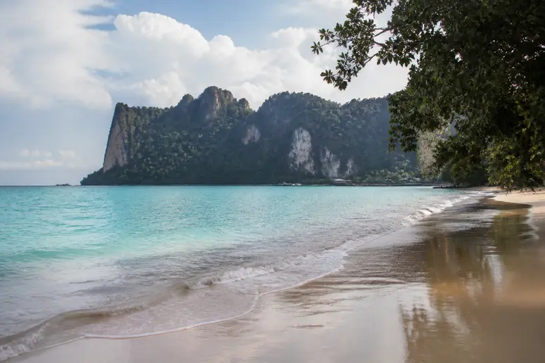 Ruhiger Strand und klares Wasser an der thailändischen Andamanküste im November